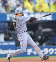 ４回、左越えにソロを放つ大山（撮影・吉澤敬太）
