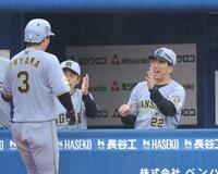 ４回、ソロを放った大山（左）を笑顔で迎える藤川監督（撮影・吉澤敬太）