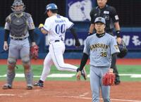 ４回、度会の打球を元山がエラー。同点にされる才木（撮影・金田祐二）