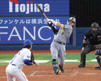 ７回、右中間にソロを放つ佐藤輝（撮影・金田祐二）