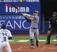 ７回、右中間にソロを放つ佐藤輝（撮影・金田祐二）