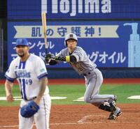 ８回、中前打を放つ近本（撮影・金田祐二）
