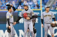 ４回、失策の元山は才木に謝る（撮影・田中太一）