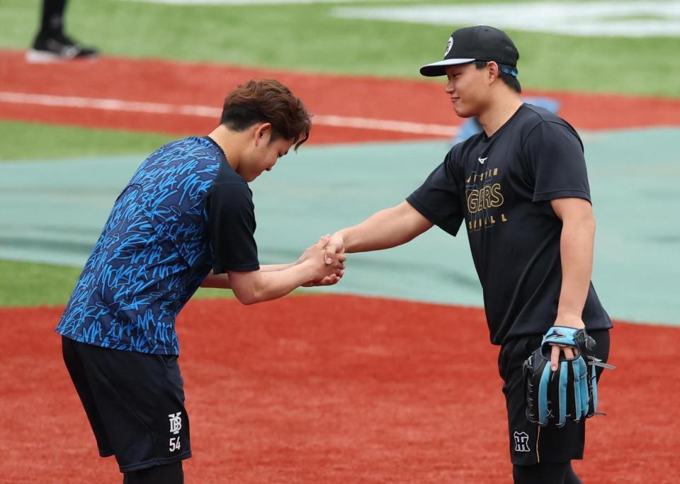 前日、死球を受けた中大の後輩・石田裕と和解する森下（撮影・金田祐二）