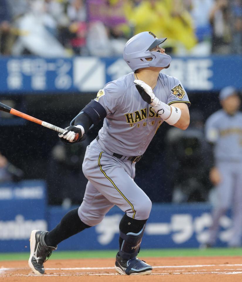 １回、先制の中犠飛を放つ佐藤輝（撮影・吉澤敬太）