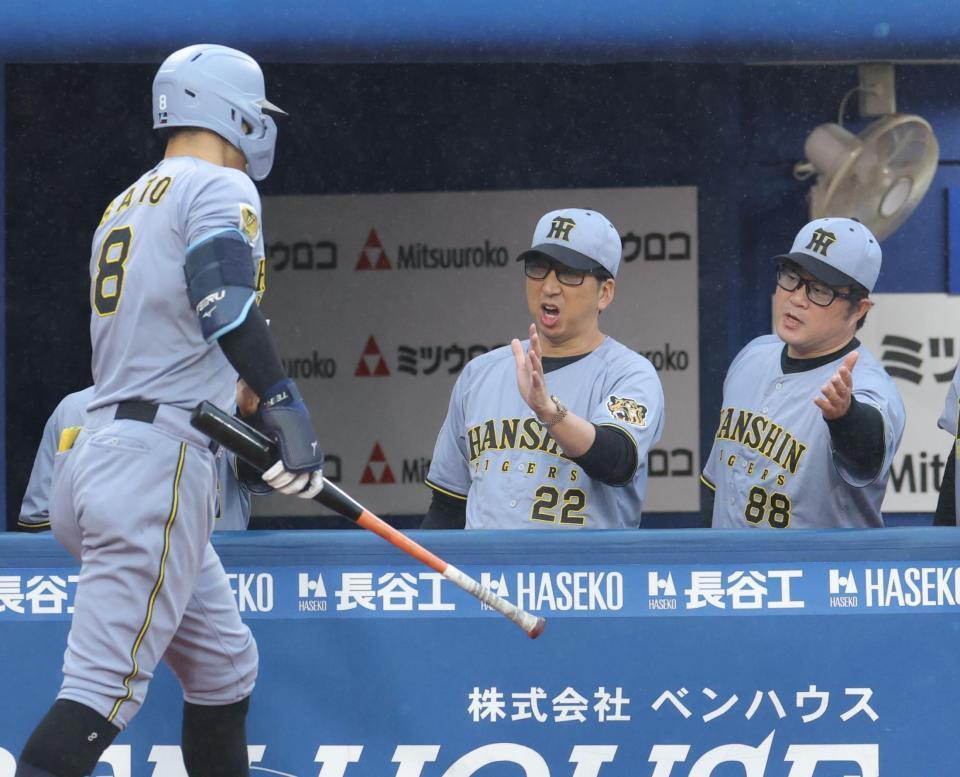 １回、先制犠飛を放った佐藤輝（左）を迎える藤川監督（撮影・吉澤敬太）