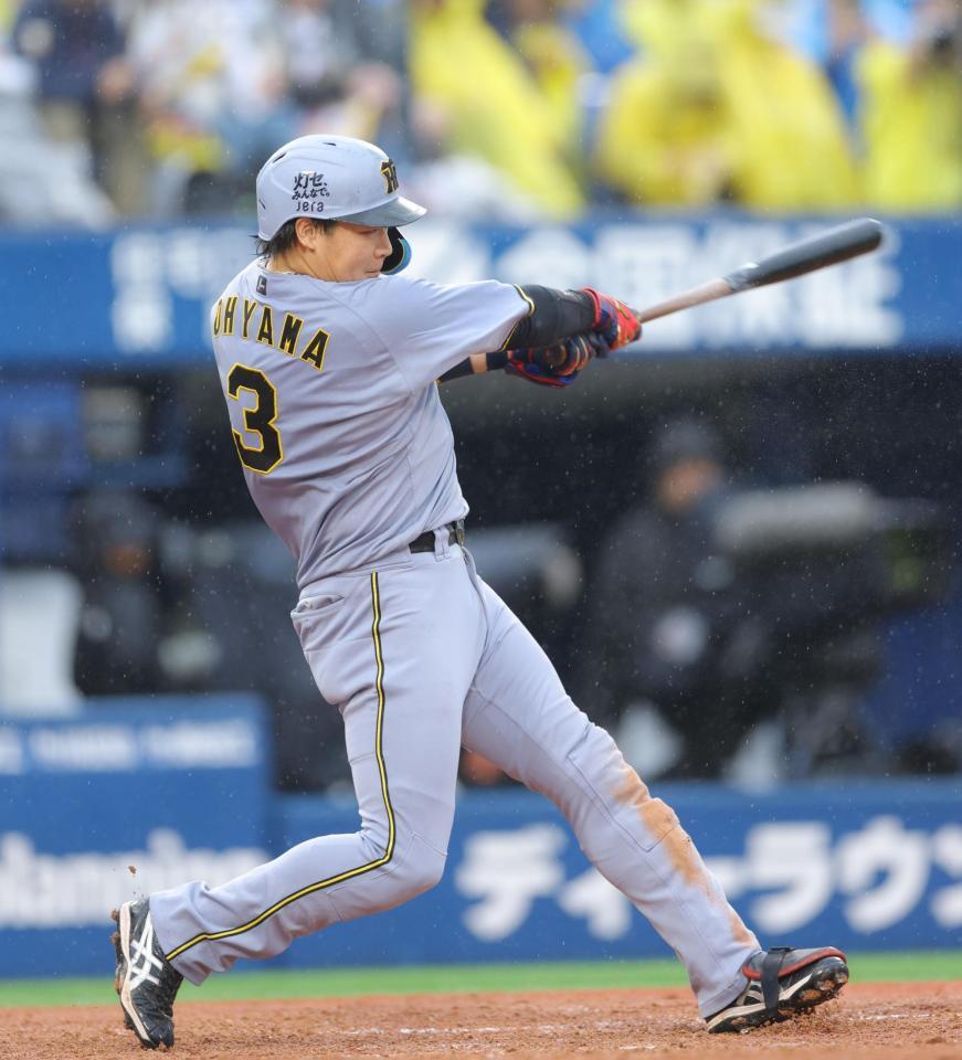 ４回、左越えにソロを放つ大山（撮影・吉澤敬太）