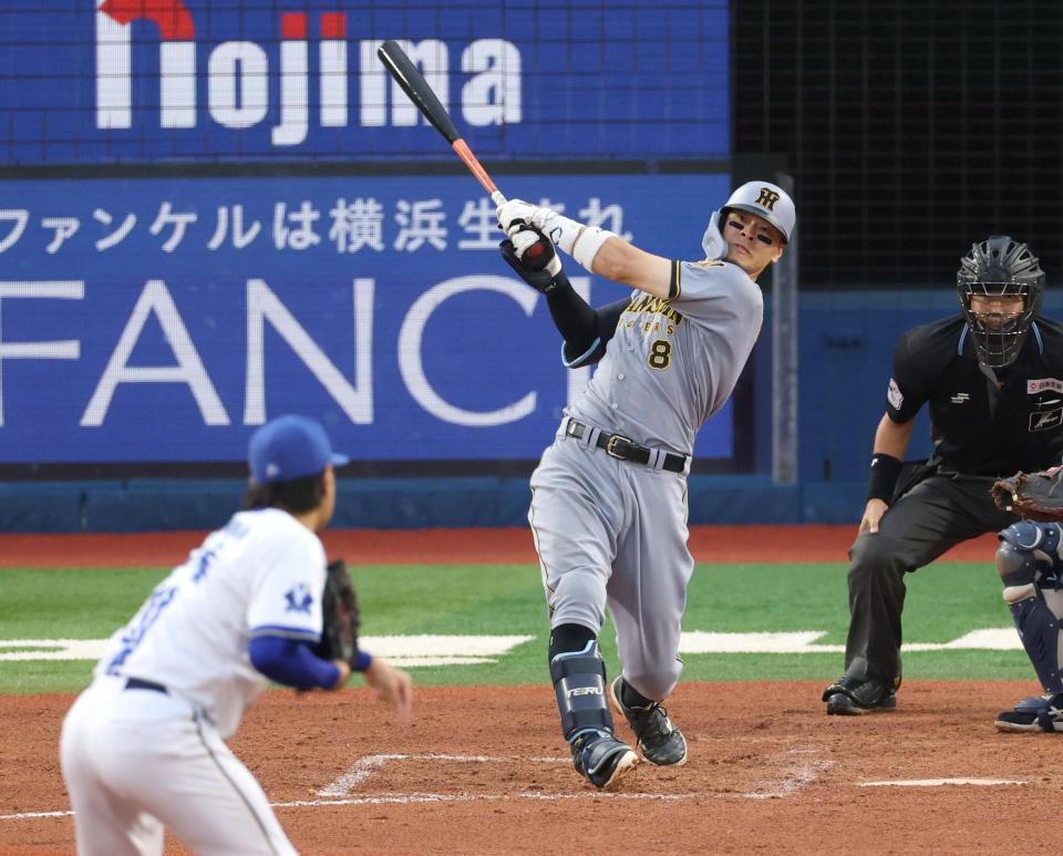 ７回、右中間にソロを放つ佐藤輝（撮影・金田祐二）