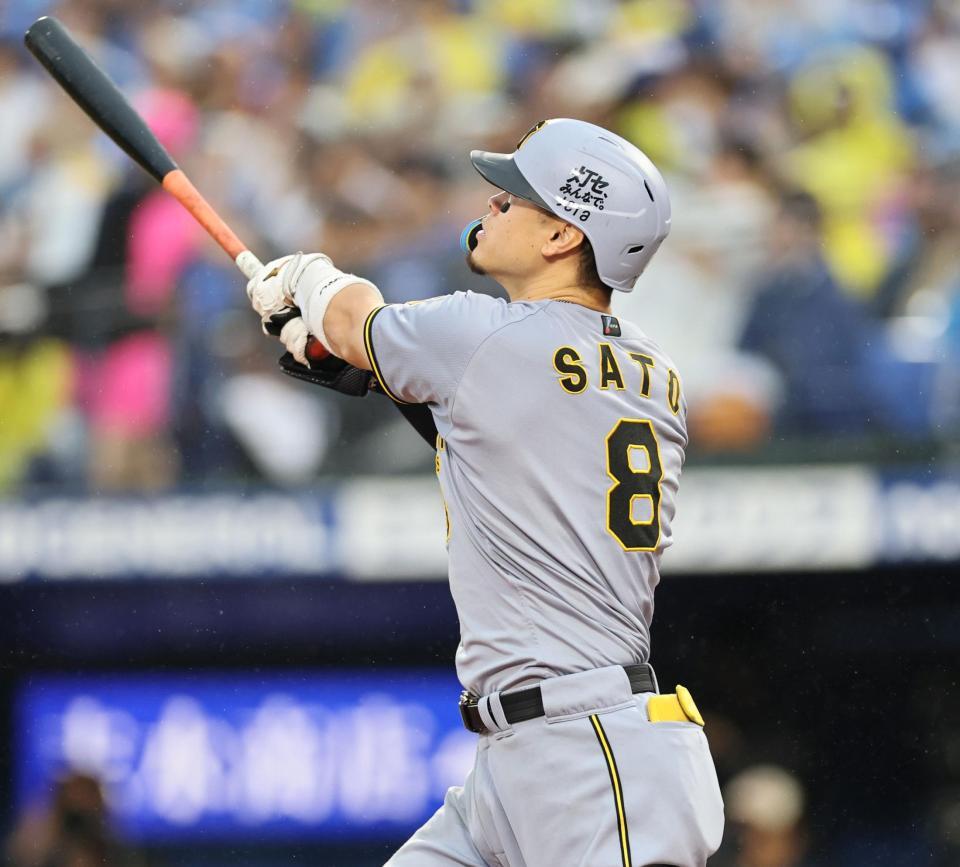 ７回、ソロを放つ佐藤輝（撮影・田中太一）