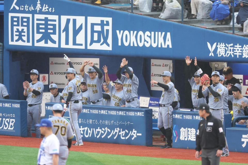 １回、大山の適時打で喜ぶ阪神ベンチ（撮影・金田祐二）