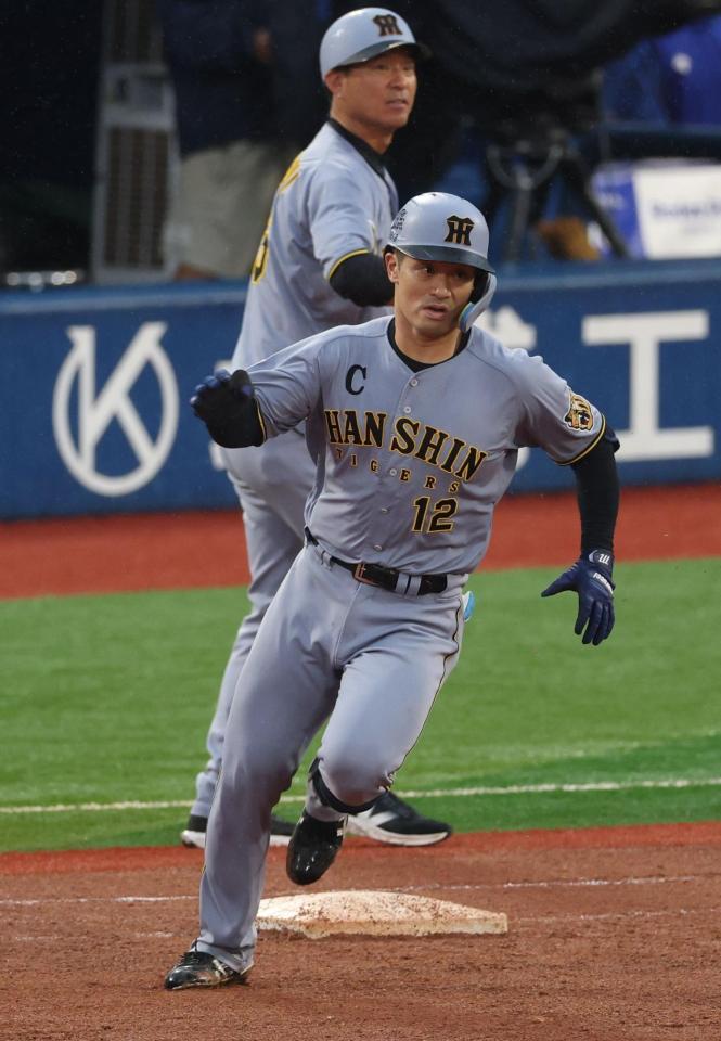 ６回、２点二塁打を放つ坂本（撮影・金田祐二）