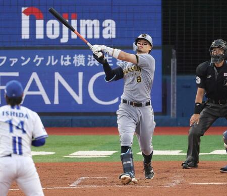 　７回、ソロを放つ佐藤輝（撮影・金田祐二）