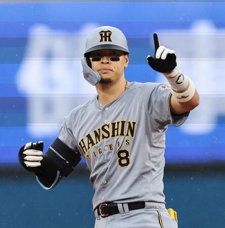 ６回、適時打を放ちポーズを決める佐藤輝（撮影・田中太一）