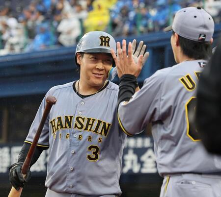６回、生還した大山はナインとタッチを交わす（撮影・田中太一）
