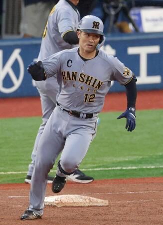 　６回、２点二塁打を放つ坂本（撮影・金田祐二）