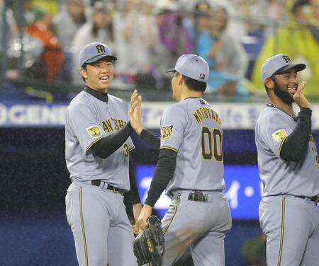 ＤｅＮＡに勝利し笑顔でナインとタッチする才木（左）＝撮影・吉澤敬太
