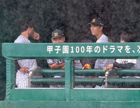 雨が降り続き様子をうかがう岡城（中央右）ら（撮影・立川洋一郎）