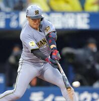 ７回、左前打を放つ大山（撮影・吉澤敬太）