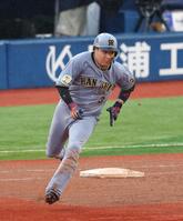 ６回、勝ち越し２点二塁打を放つ大山（撮影・金田祐二）