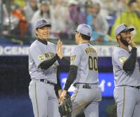 ＤｅＮＡに勝利し笑顔でナインとタッチする才木（左）＝撮影・吉澤敬太