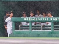 試合前に雨が強まり、ベンチから様子をうかがう平田２軍監督（中央）ら阪神ナイン（撮影・立川洋一郎）