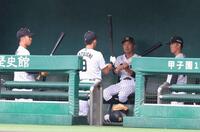 試合前、ベンチで梵ファーム打撃コーチ（中央奥）と話す（左から）岡城、立石、谷端（撮影・立川洋一郎）