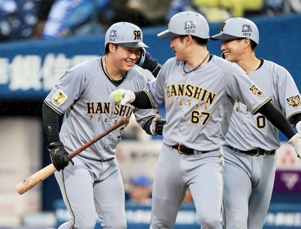 　６回、生還した大山（左）は笑顔でベンチへ向かう（撮影・田中太一）