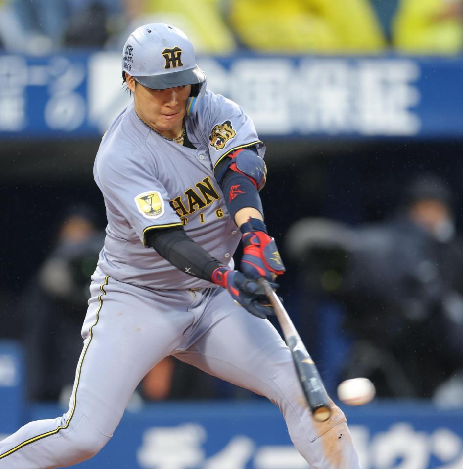 ７回、左前打を放つ大山（撮影・吉澤敬太）