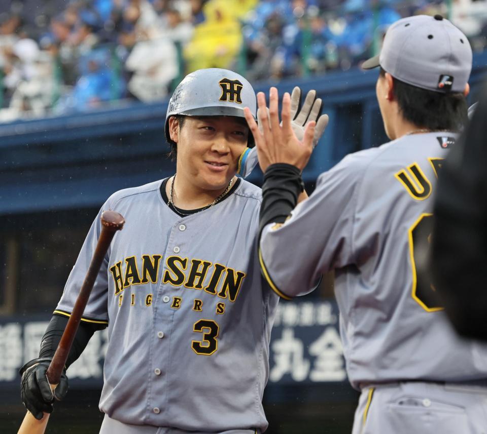 ６回、生還した大山はナインとタッチを交わす（撮影・田中太一）