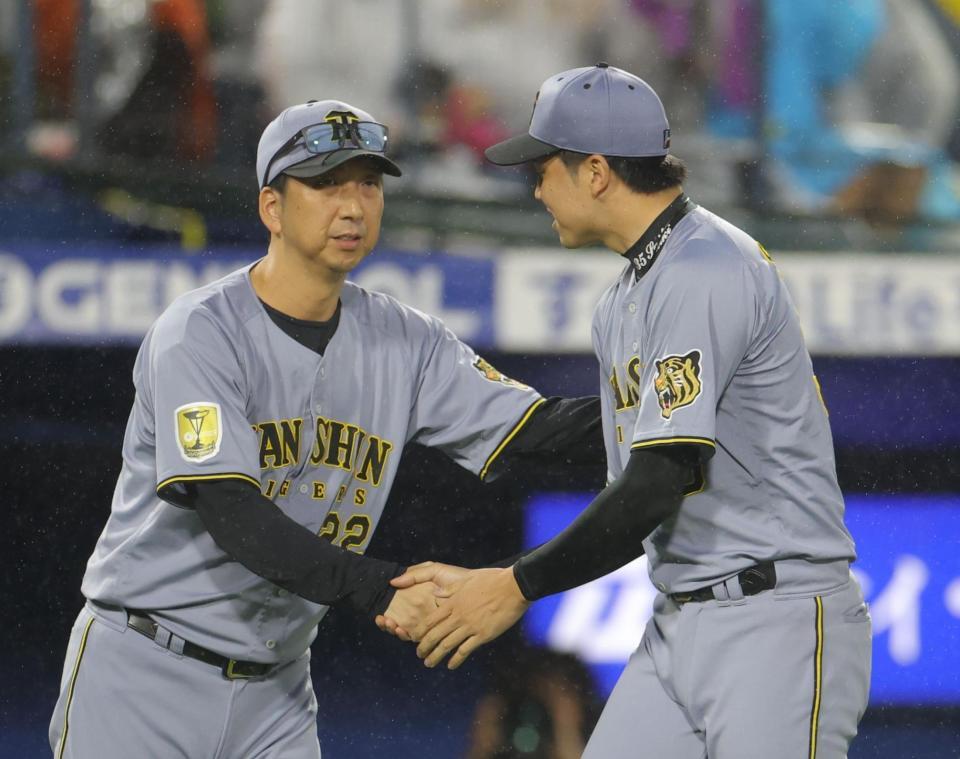 才木（右）と握手する藤川監督（撮影・吉澤敬太）