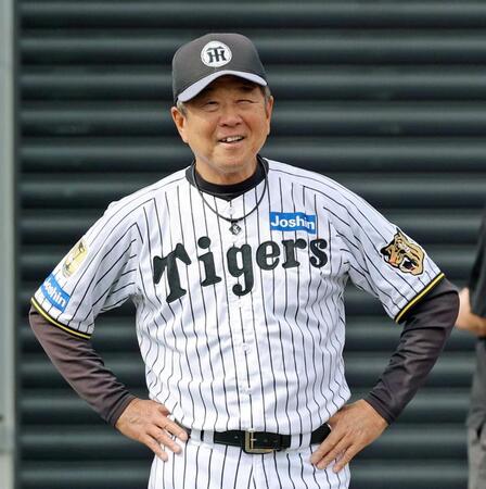 　笑顔を見せる平田２軍監督