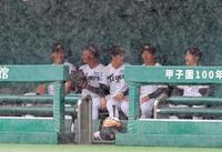 雨が降り続きベンチで談笑しながら天候の回復を待つ立石（左端）ら阪神ナイン（撮影・立川洋一郎）
