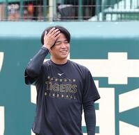 練習前、笑顔を見せる高橋（撮影・西田忠信）