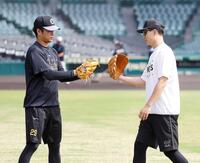 　高橋（左）とグラブタッチを交わす大竹