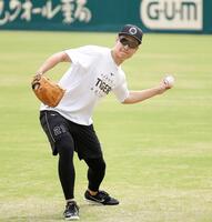 キャッチボールをする大竹（撮影・西田忠信）