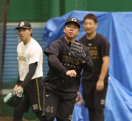 守備練習をする村上（撮影・西田忠信）
