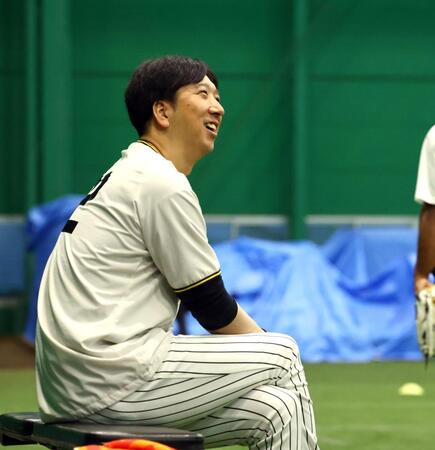 笑顔を見せ練習を見守る藤川監督（撮影・山口登）
