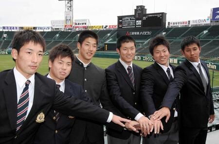 　新入団選手の施設見学で活躍を誓う（左から）岩崎、梅野、横田、岩貞、陽川、山本＝２０１３年