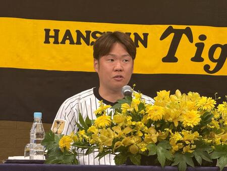 引退会見をする西勇（撮影・田中太一）