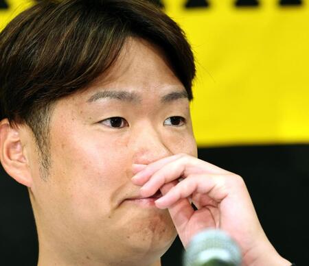 引退会見で涙をこらえる西勇（撮影・田中太一）