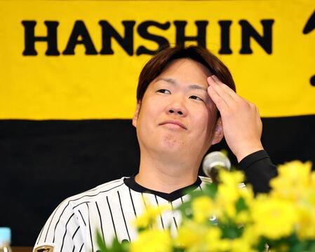 阪神移籍後の活躍を話す西勇（撮影・田中太一）