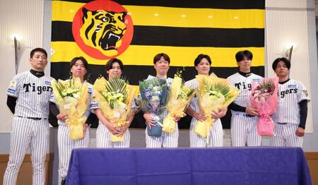 駆けつけたナイン（左から、岩崎、村上、梅野、伏見、才木、高橋）と写真に収まる西勇（中央）＝撮影・田中太一