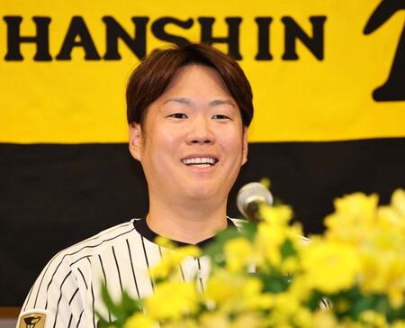 時折笑顔を見せながら会見を行う西勇（撮影・田中太一）