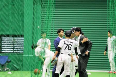 工藤２軍外野守備走塁コーチ（７６）に声をかけられる戸井（中央右）