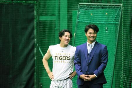 富田（左）と話す松原