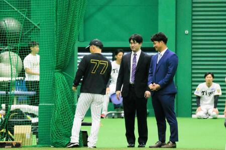 梵２軍打撃コーチ（７７）にあいさつする伊藤稜（中央）と松原