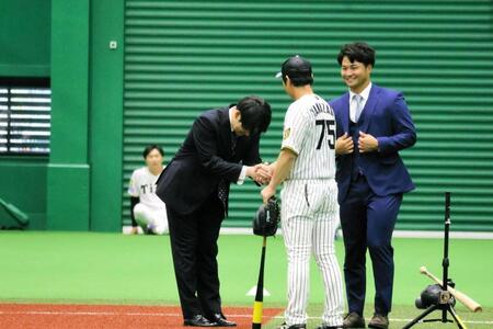 山崎２軍内野守備走塁コーチ（７５）にあいさつする伊藤稜（中央左）と松原