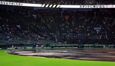 雨が降り続き、試合開始が遅れると場内にアナウンスされた（撮影・山口登）