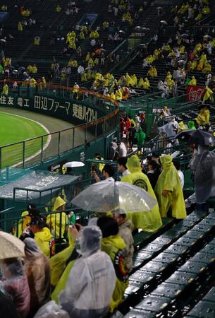 試合中止のアナウンスがあり、場内からは落胆の声が聞かれた（撮影・山口登）