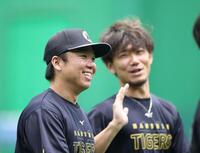 笑顔でウオーミングアップする村上（撮影・西田忠信）